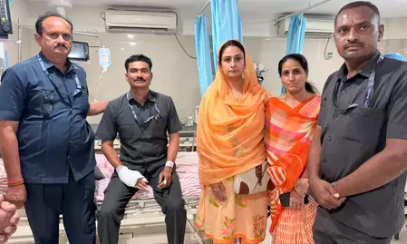 सुखबीर सिंह बादल की जान बचाने वाले इंस्पेक्टर संतोष के जज्बे को हरसिमरत कौर ने सराहा सुखबीर सिंह बादल की जान बचाने वाले इंस्पेक्टर संतोष के जज्बे को हरसिमरत कौर ने सराहा