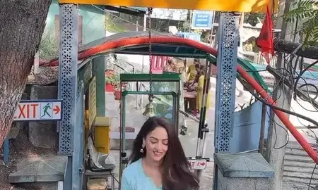 संदीपा धर ने श्रीनगर पहुंचते ही शंकराचार्य मंदिर में 250 सीढ़ियां चढ़कर किए दर्शन संदीपा धर ने श्रीनगर पहुंचते ही शंकराचार्य मंदिर में 250 सीढ़ियां चढ़कर किए दर्शन