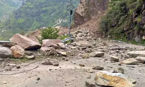 अरुणाचल प्रदेश में अचानक आई बाढ़ में बह गए 5 सैनिक, भूस्खलन में दबकर 4 लोगों की मौत अरुणाचल प्रदेश में अचानक आई बाढ़ में बह गए 5 सैनिक, भूस्खलन में दबकर 4 लोगों की मौत