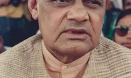 ससुराल मेरी है और मजे तुम उड़ाते हो, जब बड़े भाई ने अटल बिहारी वाजपेयी से गोरखपुर जाने के बहाने खोजने पर ली थी चुटकी ससुराल मेरी है और मजे तुम उड़ाते हो, जब बड़े भाई ने अटल बिहारी वाजपेयी से गोरखपुर जाने के बहाने खोजने पर ली थी चुटकी