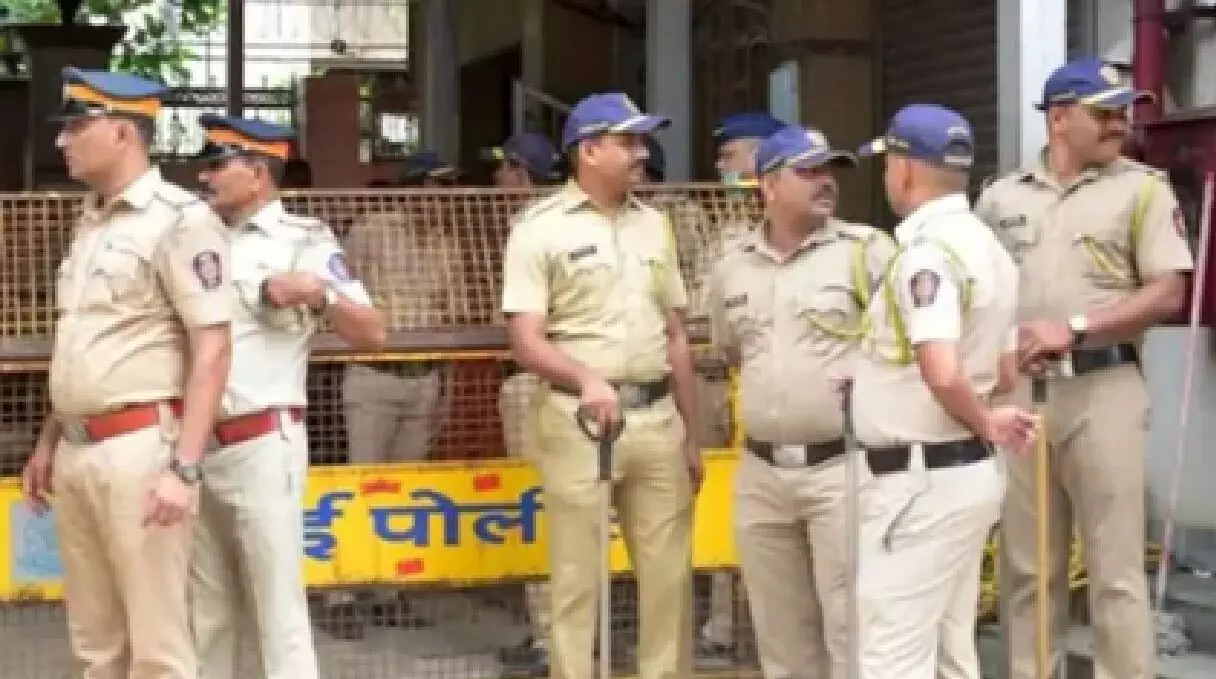 मुंबई के नेवी नगर में एक ही परिवार के चार लोग मृत मिले, नौसैनिक के घर में हुई घटना मुंबई के नेवी नगर में एक ही परिवार के चार लोग मृत मिले, नौसैनिक के घर में हुई घटना