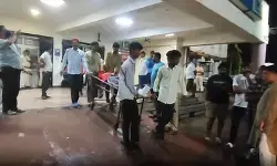 राजस्थान: झालावाड़ में ब्रेक फेल होने पर बेकाबू बस ने कई लोगों को रौंदा; 4 की दर्दनाक मौत, कई घायल राजस्थान: झालावाड़ में ब्रेक फेल होने पर बेकाबू बस ने कई लोगों को रौंदा; 4 की दर्दनाक मौत, कई घायल