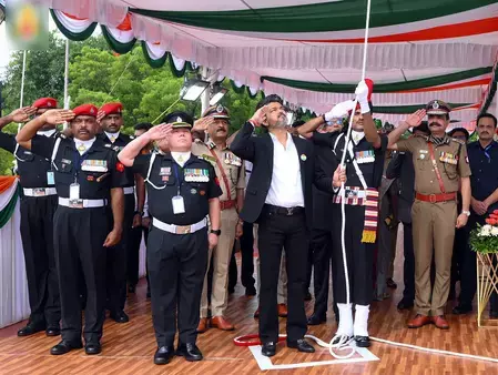 ड्यूटी के दौरान जान गंवाने वाले कॉन्स्टेबल के परिवार को सीएम विजय ने 30 लाख की आर्थिक मदद की घोषणा की ड्यूटी के दौरान जान गंवाने वाले कॉन्स्टेबल के परिवार को सीएम विजय ने 30 लाख की आर्थिक मदद की घोषणा की