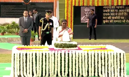 राष्ट्रपति और प्रधानमंत्री समेत कई नेताओं ने पुण्यतिथि पर अटल बिहारी वाजपेयी को पुष्पांजलि अर्पित की राष्ट्रपति और प्रधानमंत्री समेत कई नेताओं ने पुण्यतिथि पर अटल बिहारी वाजपेयी को पुष्पांजलि अर्पित की