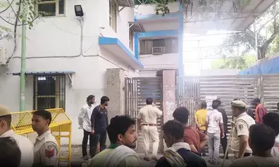 दिल्ली: कल्याणपुरी में सफाई कर्मचारी की चाकू मारकर नृशंस हत्या; भाजपा विधायक ने पीड़ित परिवार से मिलकर दिया सख्त न्याय का भरोसा