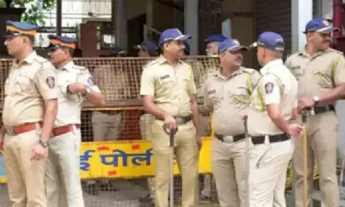 मुंबई के नेवी नगर में एक ही परिवार के चार लोग मृत मिले, नौसैनिक के घर में हुई घटना मुंबई के नेवी नगर में एक ही परिवार के चार लोग मृत मिले, नौसैनिक के घर में हुई घटना