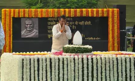 दिल्ली भाजपा अध्यक्ष ने पूर्व पीएम वाजपेयी को श्रद्धांजलि अर्पित की, अटल कैंटीन का किया उद्घाटन दिल्ली भाजपा अध्यक्ष ने पूर्व पीएम वाजपेयी को श्रद्धांजलि अर्पित की, अटल कैंटीन का किया उद्घाटन