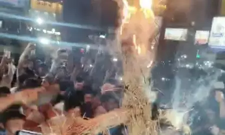 रांचीः आंदोलित छात्रों ने हेमंत-राहुल और तेजस्वी के पुतले फूंके, सरकार ने फिर से भेजा वार्ता का न्योता रांचीः आंदोलित छात्रों ने हेमंत-राहुल और तेजस्वी के पुतले फूंके, सरकार ने फिर से भेजा वार्ता का न्योता