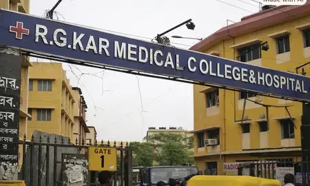 आरजी कर में युवक की मौत पर बवाल, परिजनों का लापरवाही का आरोप आरजी कर में युवक की मौत पर बवाल, परिजनों का लापरवाही का आरोप