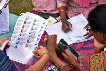 कर्नाटक में एसआईआर का चरण पूरा, 1.08 करोड़ मतदाता एएसडीओ में चिह्नित, आज ईएफ जमा करने की समय सीमा खत्म कर्नाटक में एसआईआर का चरण पूरा, 1.08 करोड़ मतदाता एएसडीओ में चिह्नित, आज ईएफ जमा करने की समय सीमा खत्म