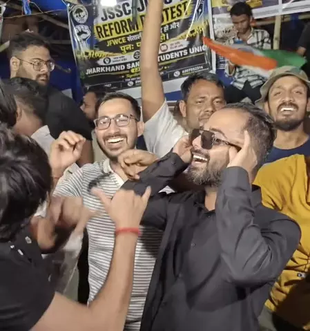 रांचीः जेएसएससी-सीजीएल रद्द करने की घोषणा के साथ जयपाल सिंह स्टेडियम में झूमे अभ्यर्थी रांचीः जेएसएससी-सीजीएल रद्द करने की घोषणा के साथ जयपाल सिंह स्टेडियम में झूमे अभ्यर्थी