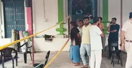बिहार: गोपालगंज की एक मस्जिद में मौलवी की चाकू मारकर हत्या, मौके पर कई थानों की पुलिस तैनात बिहार: गोपालगंज की एक मस्जिद में मौलवी की चाकू मारकर हत्या, मौके पर कई थानों की पुलिस तैनात
