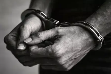 सीट को लेकर ट्रेन में आरपीएफ जवानों, रेलवे कर्मचारी और खुद पर रेजर से हमला करने वाली मॉडल गिरफ्तार सीट को लेकर ट्रेन में आरपीएफ जवानों, रेलवे कर्मचारी और खुद पर रेजर से हमला करने वाली मॉडल गिरफ्तार
