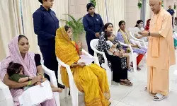 बारिश में थैलेसीमिया पीड़ित बच्चे को लेकर जनता दर्शन पहुंची महिला, सीएम योगी आदित्यनाथ ने दिया आर्थिक सहायता का आश्वासन बारिश में थैलेसीमिया पीड़ित बच्चे को लेकर जनता दर्शन पहुंची महिला, सीएम योगी आदित्यनाथ ने दिया आर्थिक सहायता का आश्वासन