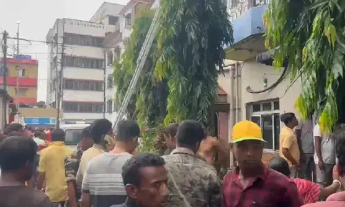 पश्चिम बंगाल के बीरभूम के तारापीठ के होटल में तड़के भीषण आग, 7 श्रद्धालुओं की मौत पश्चिम बंगाल के बीरभूम के तारापीठ के होटल में तड़के भीषण आग, 7 श्रद्धालुओं की मौत