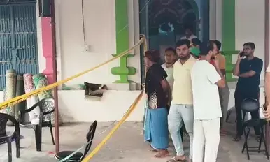 बिहार: गोपालगंज की एक मस्जिद में मौलवी की चाकू मारकर हत्या, मौके पर कई थानों की पुलिस तैनात बिहार: गोपालगंज की एक मस्जिद में मौलवी की चाकू मारकर हत्या, मौके पर कई थानों की पुलिस तैनात