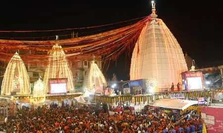 तीसरी सोमवारी पर बाबा बैद्यनाथ धाम में उमड़ा आस्था का सैलाब, 12 किमी से अधिक लगी लंबी कतार तीसरी सोमवारी पर बाबा बैद्यनाथ धाम में उमड़ा आस्था का सैलाब, 12 किमी से अधिक लगी लंबी कतार