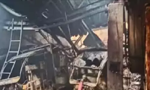 दिल्ली में दर्दनाक हादसा: ई-रिक्शा की बैटरी फटने से इमारत में लगी आग, दो लोगों की मौत दिल्ली में दर्दनाक हादसा: ई-रिक्शा की बैटरी फटने से इमारत में लगी आग, दो लोगों की मौत