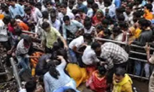 उज्जैन में महाकाल परिसर के नागचंद्रेश्वर मंदिर में भगदड़, छह श्रद्धालु घायल; हरसिद्धि मंदिर में 13 की तबीयत बिगड़ी उज्जैन में महाकाल परिसर के नागचंद्रेश्वर मंदिर में भगदड़, छह श्रद्धालु घायल; हरसिद्धि मंदिर में 13 की तबीयत बिगड़ी