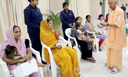 बारिश में थैलेसीमिया पीड़ित बच्चे को लेकर जनता दर्शन पहुंची महिला, सीएम योगी आदित्यनाथ ने दिया आर्थिक सहायता का आश्वासन