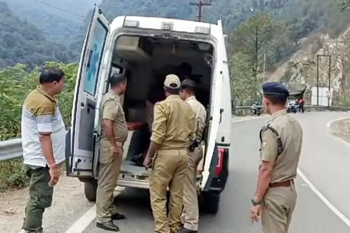 उत्तराखंड का गुप्तकाशी हादसा - मोटरसाइकिल खाई में गिरी, तीन युवक घायल उत्तराखंड का गुप्तकाशी हादसा - मोटरसाइकिल खाई में गिरी, तीन युवक घायल