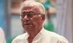 कोलकाता एयरपोर्ट के बाहर लोगों ने टीएमसी सांसद सौगत रॉय का विरोध किया