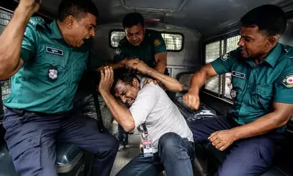 पत्रकार को पीटने पर मानवाधिकार संगठनों ने कार्रवाई की उठाई मांग: बांग्लादेश पत्रकार को पीटने पर मानवाधिकार संगठनों ने कार्रवाई की उठाई मांग: बांग्लादेश