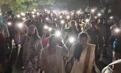 रांचीः जेएसएससी-सीजीएल रद्द करने के विरोध में चयनित अभ्यर्थी सड़क पर उतरे, प्रोजेक्ट भवन से बिरसा चौक तक निकाला मार्च रांचीः जेएसएससी-सीजीएल रद्द करने के विरोध में चयनित अभ्यर्थी सड़क पर उतरे, प्रोजेक्ट भवन से बिरसा चौक तक निकाला मार्च