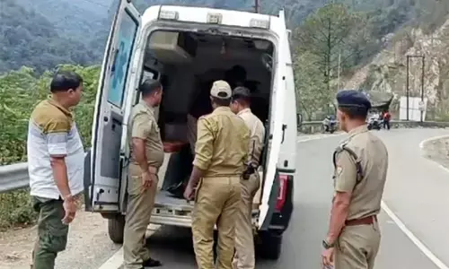 उत्तराखंड का गुप्तकाशी हादसा - मोटरसाइकिल खाई में गिरी, तीन युवक घायल उत्तराखंड का गुप्तकाशी हादसा - मोटरसाइकिल खाई में गिरी, तीन युवक घायल