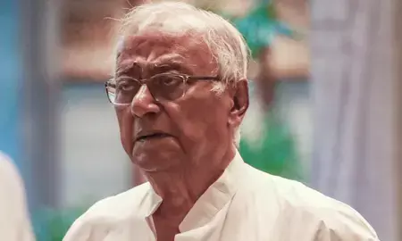 कोलकाता एयरपोर्ट के बाहर लोगों ने टीएमसी सांसद सौगत रॉय का विरोध किया कोलकाता एयरपोर्ट के बाहर लोगों ने टीएमसी सांसद सौगत रॉय का विरोध किया