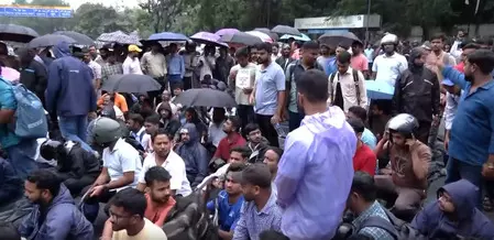 झारखंड: सीजीएल परीक्षा रद्द होने पर कर्मचारियों ने किया प्रदर्शन, बोले-सरकार का फैसला गलत झारखंड: सीजीएल परीक्षा रद्द होने पर कर्मचारियों ने किया प्रदर्शन, बोले-सरकार का फैसला गलत