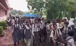 भोपाल में पहली बार सड़क पर उतरा ‘जेन अल्फा’, 400 छात्रों ने किया विरोध प्रदर्शन भोपाल में पहली बार सड़क पर उतरा ‘जेन अल्फा’, 400 छात्रों ने किया विरोध प्रदर्शन