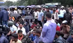 झारखंड: सीजीएल परीक्षा रद्द होने पर कर्मचारियों ने किया प्रदर्शन, बोले-सरकार का फैसला गलत झारखंड: सीजीएल परीक्षा रद्द होने पर कर्मचारियों ने किया प्रदर्शन, बोले-सरकार का फैसला गलत