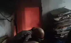 लकड़ी और गत्ते में लगी आग ने बढ़ाई चुनौती, दमकल 3 घंटे बाद पाया काबू लकड़ी और गत्ते में लगी आग ने बढ़ाई चुनौती, दमकल 3 घंटे बाद पाया काबू