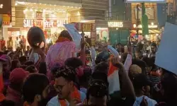 रांचीः आंदोलन पर विराम के बाद हजारों छात्रों ने निकाली आभार यात्रा, अल्बर्ट एक्का चौक पर जश्न रांचीः आंदोलन पर विराम के बाद हजारों छात्रों ने निकाली आभार यात्रा, अल्बर्ट एक्का चौक पर जश्न