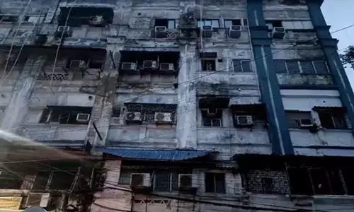 कोलकाता के न्यू मार्केट इलाके के होटल में भीषण आग, धुएं से दम घुटने के कारण 9 लोगों की मौतें कोलकाता के न्यू मार्केट इलाके के होटल में भीषण आग, धुएं से दम घुटने के कारण 9 लोगों की मौतें