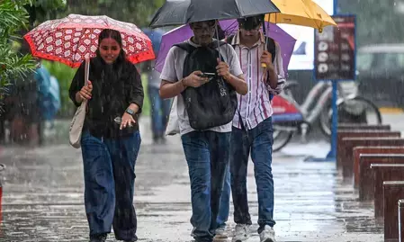 दिल्ली-एनसीआर में आज बारिश के आसार, बादलों के बीच उमस से राहत की उम्मीद