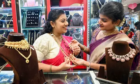 वैश्विक दवाब से सोने-चांदी के दाम गिरे, सिल्वर करीब 2 प्रतिशत फिसला वैश्विक दवाब से सोने-चांदी के दाम गिरे, सिल्वर करीब 2 प्रतिशत फिसला