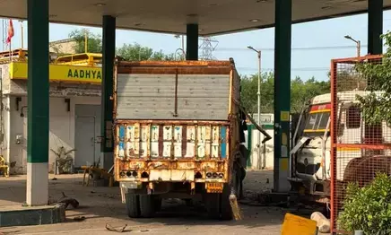 दिल्ली के टिकरी कलां में बड़ा हादसा: CNG पंप पर ट्रक में हुआ भीषण ब्लास्ट, 3 की मौत, 6 घायल दिल्ली के टिकरी कलां में बड़ा हादसा: CNG पंप पर ट्रक में हुआ भीषण ब्लास्ट, 3 की मौत, 6 घायल