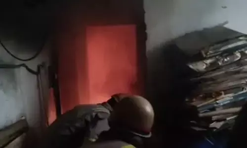 लकड़ी और गत्ते में लगी आग ने बढ़ाई चुनौती, दमकल 3 घंटे बाद पाया काबू