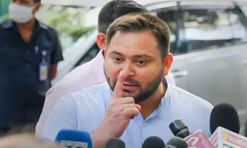 तेजस्वी यादव के लोक भवन मार्च के बाद राजद प्रतिनिधिमंडल ने राज्यपाल को सौंपा ज्ञापन, छात्रों और युवाओं के मुद्दे उठाए तेजस्वी यादव के लोक भवन मार्च के बाद राजद प्रतिनिधिमंडल ने राज्यपाल को सौंपा ज्ञापन, छात्रों और युवाओं के मुद्दे उठाए