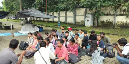 झारखंड : परीक्षाएं रद्द होने के कारण नौकरी से बेदखल कर्मी मंत्रालय से हटाए गए, अब धरने पर बैठे झारखंड : परीक्षाएं रद्द होने के कारण नौकरी से बेदखल कर्मी मंत्रालय से हटाए गए, अब धरने पर बैठे