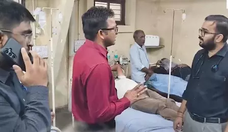 गुजरात : जहरीली शराब से मरने वालों की संख्या हुई सात, चार पुलिसकर्मी निलंबित, 21 पर मामला दर्ज गुजरात : जहरीली शराब से मरने वालों की संख्या हुई सात, चार पुलिसकर्मी निलंबित, 21 पर मामला दर्ज