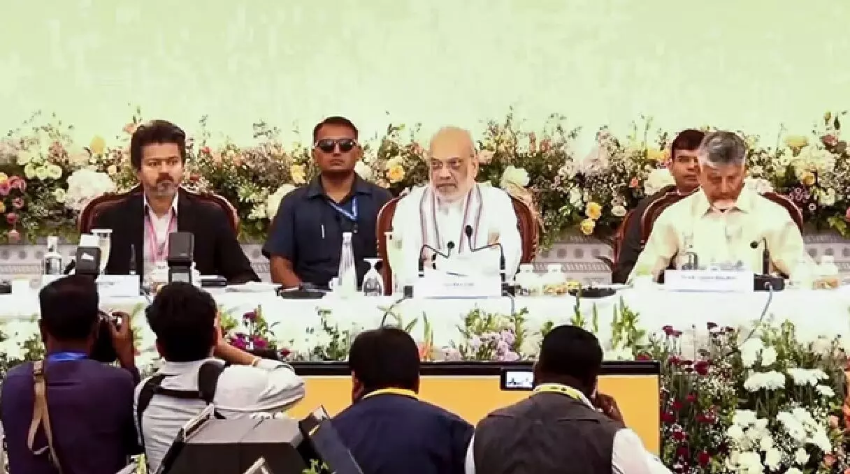 अमित शाह की बैठक में जुटे दक्षिण के दिग्गज नेता, विजय, डीके शिवकुमार और चंद्रबाबू नायडू एक मंच पर अमित शाह की बैठक में जुटे दक्षिण के दिग्गज नेता, विजय, डीके शिवकुमार और चंद्रबाबू नायडू एक मंच पर
