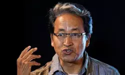 सोनम वांगचुक फिर एक्टिव, केंद्र के सामने रखीं ‘नॉन-नेगोशिएबल’ मांगें; बोले- अधिकारों से समझौता नहीं सोनम वांगचुक फिर एक्टिव, केंद्र के सामने रखीं ‘नॉन-नेगोशिएबल’ मांगें; बोले- अधिकारों से समझौता नहीं