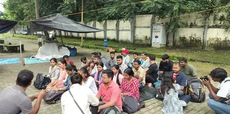 झारखंड : परीक्षाएं रद्द होने के कारण नौकरी से बेदखल कर्मी मंत्रालय से हटाए गए, अब धरने पर बैठे झारखंड : परीक्षाएं रद्द होने के कारण नौकरी से बेदखल कर्मी मंत्रालय से हटाए गए, अब धरने पर बैठे