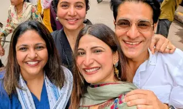अहाना कुमरा ने परिवार संग किए काशी विश्वनाथ के दर्शन अहाना कुमरा ने परिवार संग किए काशी विश्वनाथ के दर्शन