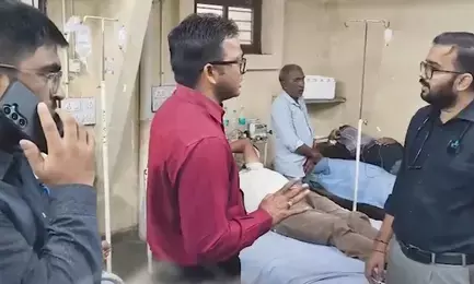 गुजरात : जहरीली शराब से मरने वालों की संख्या हुई सात, चार पुलिसकर्मी निलंबित, 21 पर मामला दर्ज गुजरात : जहरीली शराब से मरने वालों की संख्या हुई सात, चार पुलिसकर्मी निलंबित, 21 पर मामला दर्ज