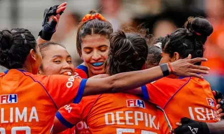 महिला हॉकी विश्व कप: इंग्लिश टीम नहीं तोड़ सकी सविता पूनिया की दीवार, गोलरहित ड्रॉ के साथ अगले दौर में पहुंचा भारत महिला हॉकी विश्व कप: इंग्लिश टीम नहीं तोड़ सकी सविता पूनिया की दीवार, गोलरहित ड्रॉ के साथ अगले दौर में पहुंचा भारत