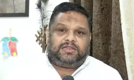 विदिशा : गणेश मंदिर से सरकारी रेलिंग चोरी, पुलिस के इनकार पर प्रियांक कानूनगो ने उठाए सवाल विदिशा : गणेश मंदिर से सरकारी रेलिंग चोरी, पुलिस के इनकार पर प्रियांक कानूनगो ने उठाए सवाल